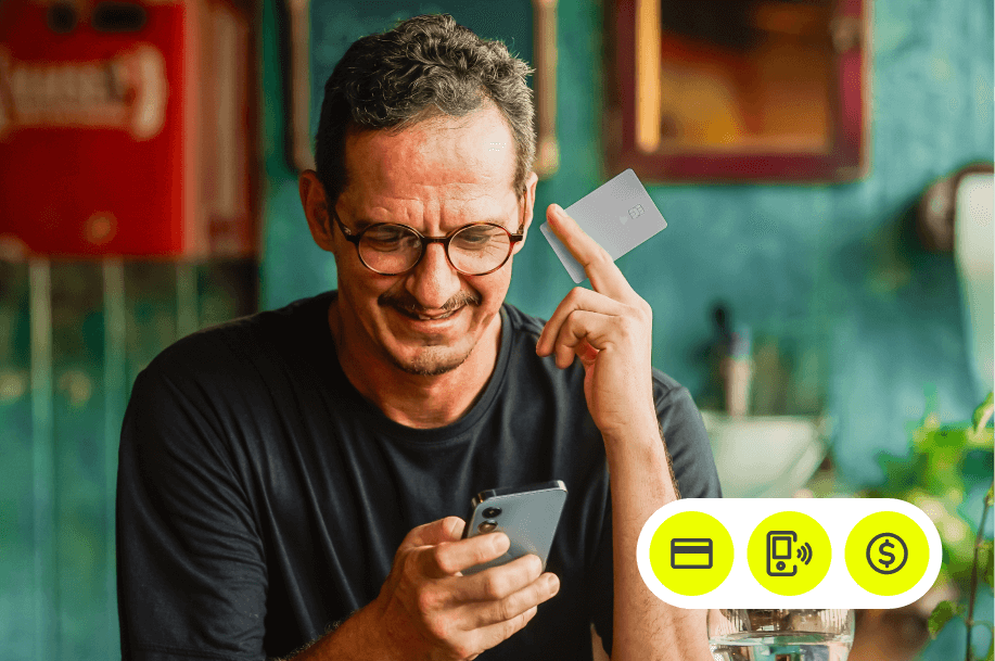 imagem homem segurando cartao e celular icones desktop